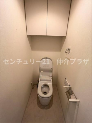 シンプルで機能的なデザインのトイレはお手入れも簡単で快適にご使用いただけます。収納スペースも豊富で必要なアイテムをすっきりと整理できます。落ち着いたカラーリングが空間に清潔感を与えています。