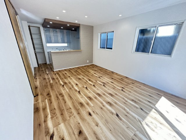 木の質感を活かしたフローリングを採用。白壁との対比で、お部屋が明るく温かみのある空間です。