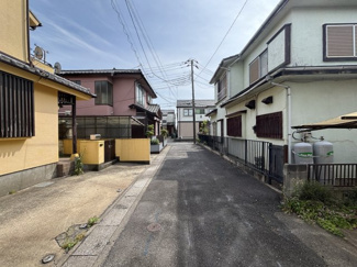道路から１本入った閑静な住宅街。