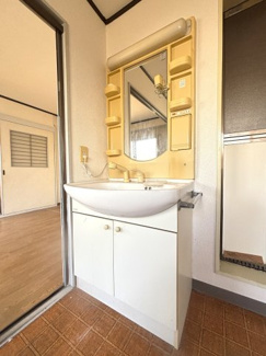 こまごまとした洗面用品も収納スペースがあるのですっきり片付きます。