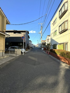 〜前面道路〜
閑静な住宅街に佇むマンション。前面道路も整備されており、広々通りやすくなっております。