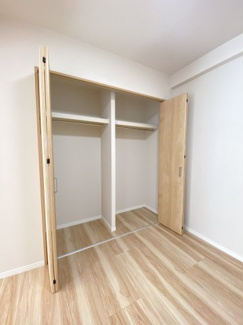 備え付けで大型のクローゼットがございますので居室を広々とご利用いただけます。