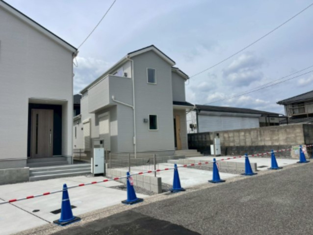 前面道路も広く、駐車もしやすいです！