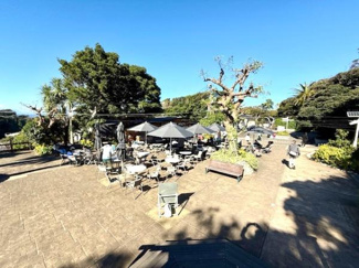 広々としたオープンエリアでリラックスできます。豊かな緑に囲まれた空間で自然を満喫できるのが魅力です。青空の下開放的な時間を楽しむのにぴったりの場所です。快適に過ごせる設備が整っています。