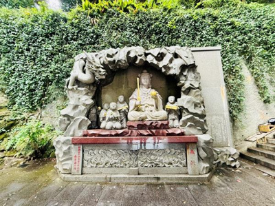 存在感のある石像が設置されており周囲の緑と調和した趣ある空間です。石像の細部まで丁寧に造られているのが印象的です。歴史的な雰囲気が漂い写真映えするスポットです。