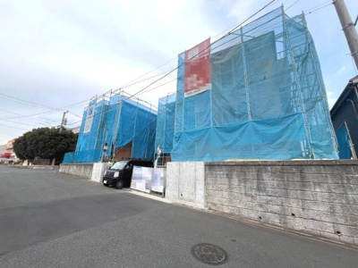 この物件の前面道路は広々としていて車の通行がしやすいです。建設中の建物が並び未来の暮らしが楽しみになります。周辺は落ち着いた雰囲気で安心して過ごせる環境です。