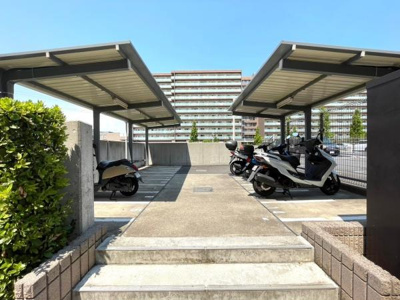 便利なバイク置き場があり移動手段を選びません。広々としたスペースで複数台の駐車が可能です。自転車専用のスペースも確保され安心して利用できます。