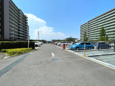 広々とした駐車スペースが魅力のマンションです。見晴らしの良い広場が日常に開放感をもたらします。周囲の建物も整然と立ち並び快適な生活環境が整っています。
