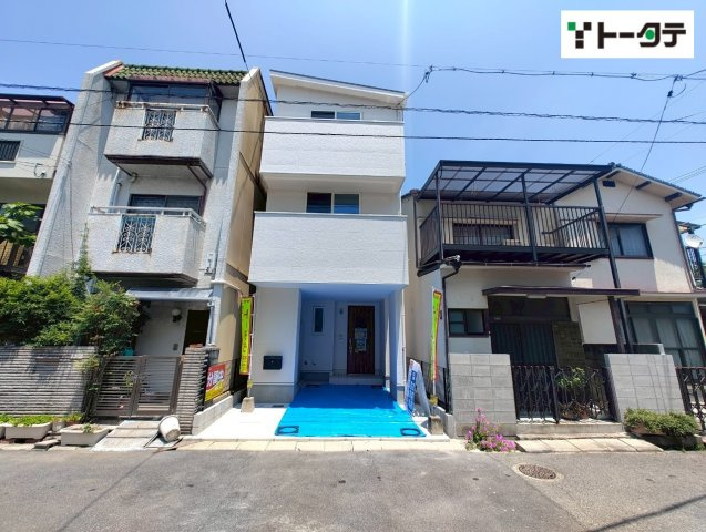 南西6.2m公道に面した新築3階建、吉島新町1丁目の立地です。2025年7月完成済の記載あり、車庫付きで住まい探しが進みます。