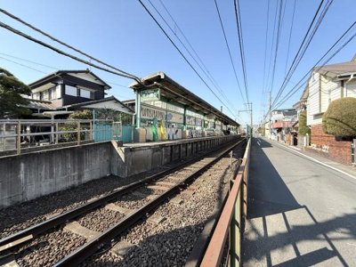駅がすぐ近くにあるロケーションですので通勤や通学に便利です。周辺には住宅が立ち並び落ち着いた雰囲気があります。電車の音が聞こえるのも魅力の一つです。