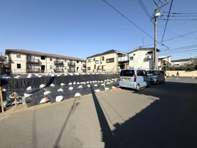 周囲に落ち着いた雰囲気の住宅が並ぶ現地写真です。前面道路は広く駐車スペースとしても便利です。陽当たりも良好で快適な生活をサポートします。周辺の環境が整っている点も魅力です。