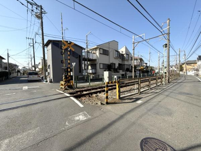 電車を望むことができる交差点に位置しており移動が便利で魅力的です。周辺は静かで落ち着いた環境が広がっています。交通アクセスも良好で利便性の高さが魅力です。