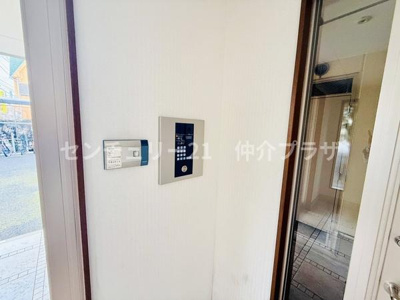 セキュリティ設備が整ったエントランスです。安心できる生活をサポートします。外部からの対応もスムーズに行えます。清潔感のある空間が魅力的です。