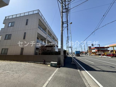 シンプルで落ち着いた外観のマンションは日々の穏やかな生活をサポートします。前面道路は広く交通の利便性が高いエリアです。周囲の植栽が程よく配置され静かな環境を提供しています。