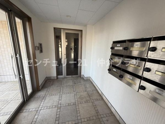 エントランスが明るくて開放的な印象です。清潔感のあるタイル床が魅力的ですね。郵便受けが整然と並び安心感を提供します。