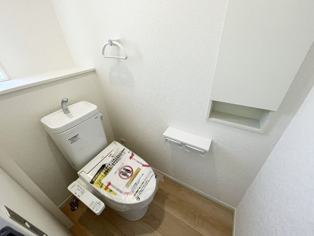 シンプルで使いやすい暖房・温水シャワー洗浄機能付きトイレは標準装備です！