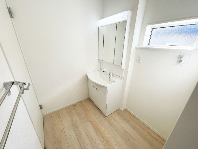 三面鏡の裏側の収納スペースには、スキンケア用品やヘアケア用品などをすっきり整理できます。