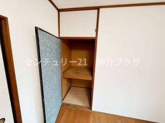 シンプルで機能的な和風の収納スペースです。小物から大きな荷物まで便利に収納できます。木目調のデザインが落ち着いた印象を与えます。収納に困らない余裕のある設計です。