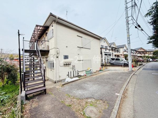 周囲には落ち着いた雰囲気の住宅が並びゆったりとした生活が期待できそうです。道路は整備されておりアクセスも良好です。