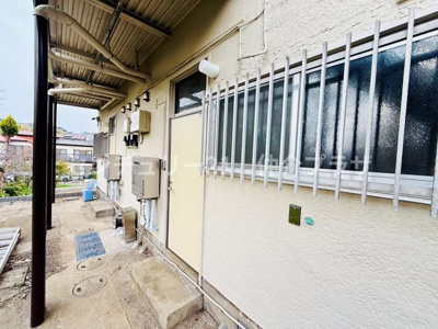 通路側の窓には格子があり防犯面も安心です。