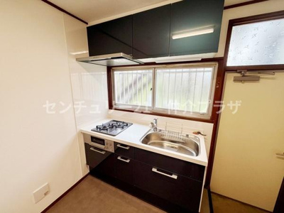 シンプルで機能的なキッチンが魅力です。窓からの自然光が明るく快適な空間を演出します。収納も十分で使い勝手の良さが伺えます。モダンなデザインが毎日の料理を楽しくしてくれます。