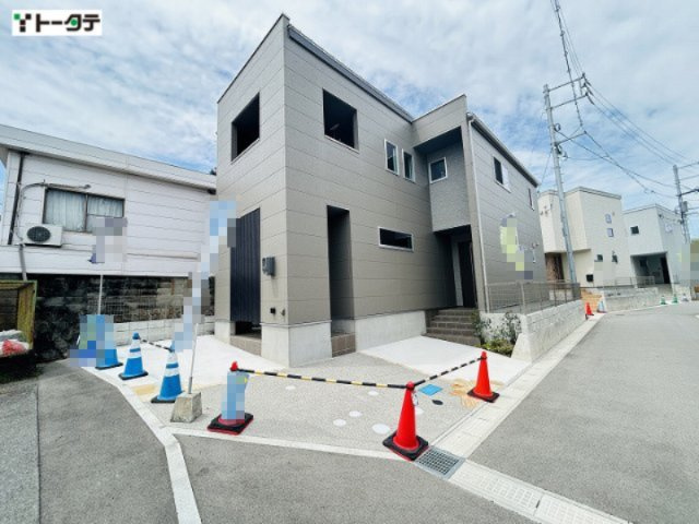 グレーの外壁に、黒の縦格子がシャープなアクセントを添える、ハイセンスな外観デザインの住宅です。