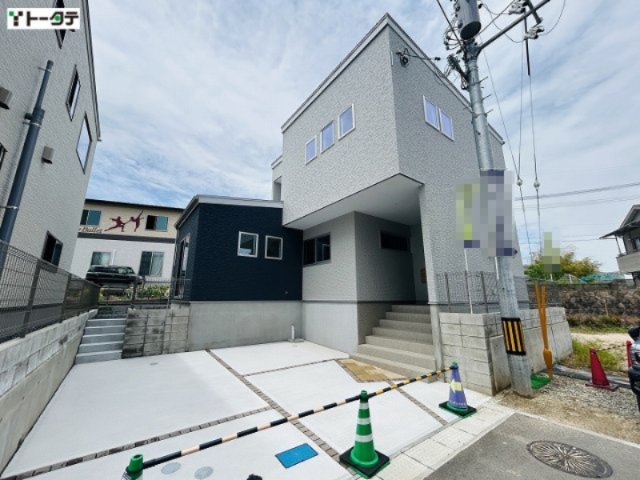 明るいグレーにシックなダークネイビーを掛け合わせたスタイリッシュな外観。前面にはカースペースを確保。