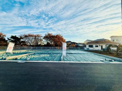 澄んだ空と開放感のある眺めが印象的な外観です。広々とした敷地で季節の移ろいを身近に感じることができます。静かな住環境を求める方におすすめの外観です。