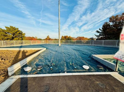 開放感のある敷地が広がっています。整備された地面は次のステップがスムーズです。周囲の自然が四季を感じさせる環境です。境界がはっきりと分かる設計です。朝日や夕日の光景も楽しめます。