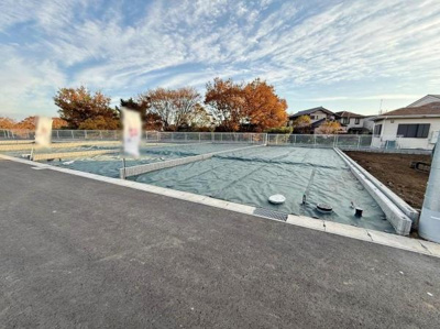 開放感のある前面道路に面した現地写真です。周囲には落ち着いた住宅が並び明るい雰囲気が広がります。区画整理されており整った印象を受けます。敷地の形状も分かりやすく現地の様子が一目でご確認いただけます。