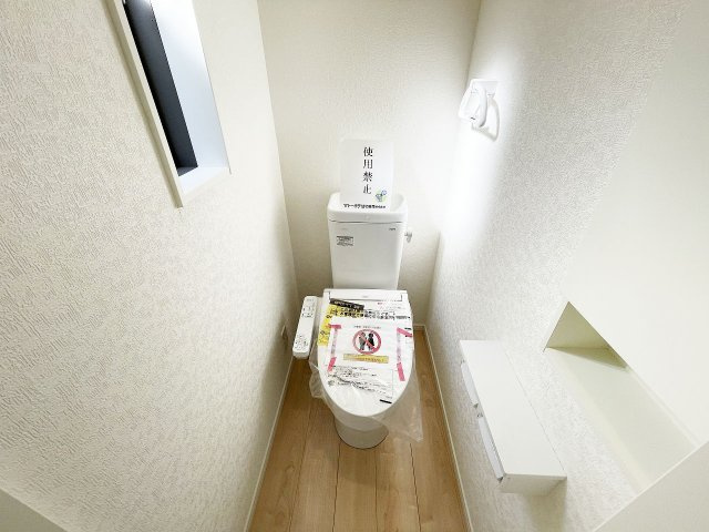 シンプルで使いやすい暖房・温水シャワー洗浄機能付きトイレは標準装備です！