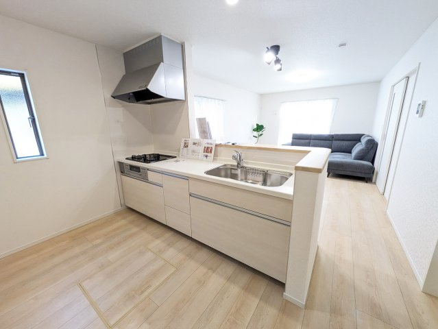 対面キッチンのリビングは明るく開放感があり、和室と続き間で使用できる広々とした空間です