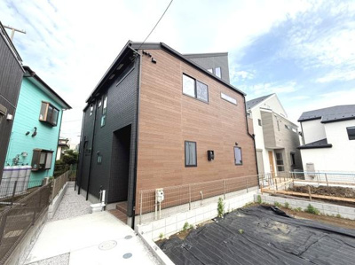 シンプルで洗練された外観が印象的です。明るい色合いの外壁と木目調のドアが調和しています。採光にも配慮された窓配置が特徴です。住まいとしての安心感を感じられる佇まいです。