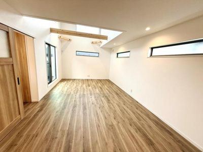 天井高とスリット窓が空間に広がりを与え落ち着いた雰囲気を演出しています。優しい色合いのフローリングが室内を温かく感じさせます。明るさがしっかり確保されたリビングです。