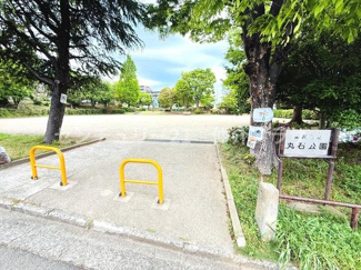 丸石公園の入口がすっきりと整備されています。開放感のある空間で豊かな緑が魅力的です。アクセスしやすい歩道もポイントです。周辺環境も落ち着いた印象です。