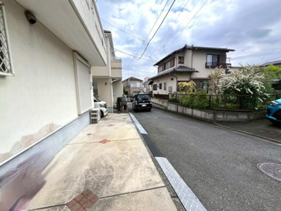 前面道路は車通りが少なく落ち着いた雰囲気です♪道路の幅もあり車の出入りもしやすいです♪