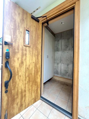 木目調＆コンクリート打ちっぱなしのおしゃれな玄関です♪