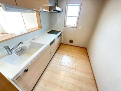 シンプルで明るい木目調のキッチンです♪