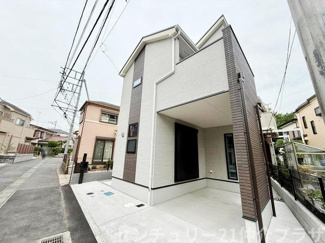 建物一体型の駐車スペースがあり雨の日も安心して車の乗り降りができます。車庫前のスペースもゆとりがあり出し入れがスムーズです。前面道路は幅が十分で運転しやすいです。