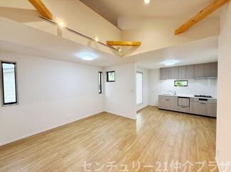 開放感のあるリビングは天井の梁がアクセントとなり空間を引き締めます。大きな窓からは自然光がたっぷり入り明るさが際立ちます。木目調のフローリングが温かみを感じさせ落ち着きのある雰囲気を演出しています。