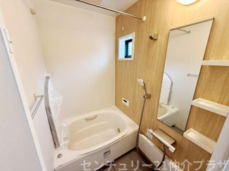 明るい木目調の壁が特徴的なバスルームです。大きな鏡と収納棚が付いており使い勝手も良好です。小窓があり換気にも配慮されています。浴槽も広々としておりゆったりとした空間が魅力です。