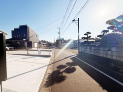 前面道路は舗装されており周辺も整然としています。電線や街路樹が道路沿いに配置されていて落ち着いた印象です。周囲には住宅が立ち並び静かな住環境が感じられます。