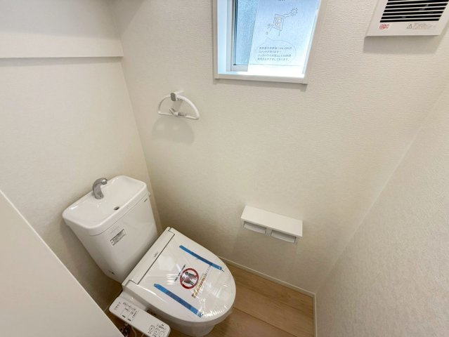 空間に余裕のある圧迫感のないトイレには快適な温水洗浄便座がついております。