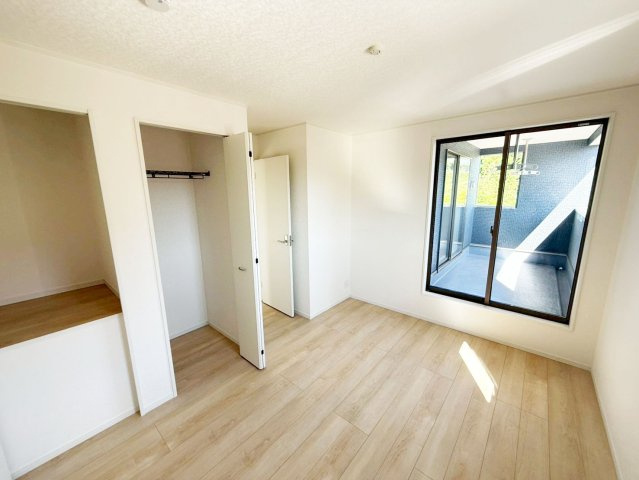 爽やかな自然光が舞い込み、憩いのひとときを過ごす寛ぎの場