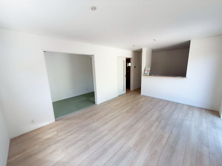 広々リビングは、ソファーやテーブルを置いてもくつろぎの空間が保てる使いやすい設計になっています