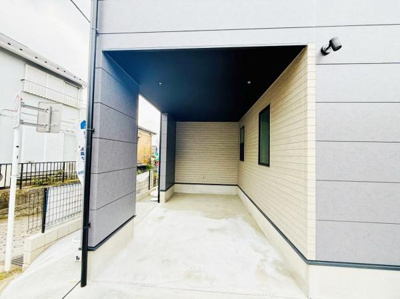 モダンな外観が印象的な玄関スペースです。屋根付きで天候に左右されにくい仕様となっています。広々としたアプローチが魅力的です。シンプルなデザインがすっきりとしています。玄関までの動線が確保されています。