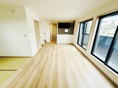 リビングには大きな窓があり明るさが十分に確保されています。床はナチュラルな色合いでお部屋全体が広く見えます。キッチンとのつながりも良好で生活動線がとりやすい設計です。