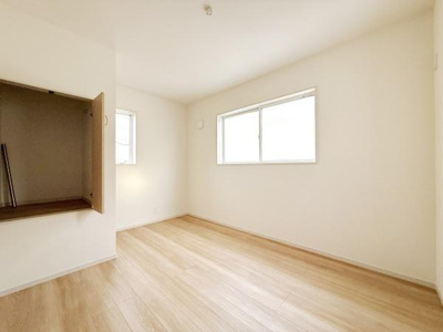 大きな窓から自然光がたっぷり差し込み明るい洋室です。シンプルな内装で多目的に利用できます。収納スペースも備わっておりすっきりとした印象です。清潔感のあるフローリングが魅力的です。