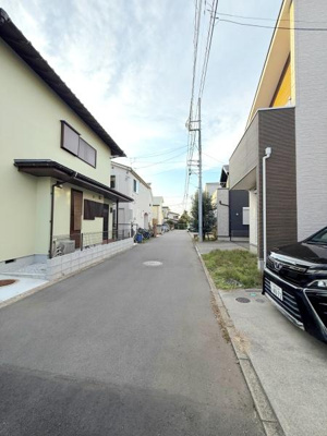 前面道路が広く車の出し入れがしやすい現地写真です。周囲の住宅も整然としており落ち着いた雰囲気が感じられます。電柱や配線も整理されておりスッキリとした街並みです。