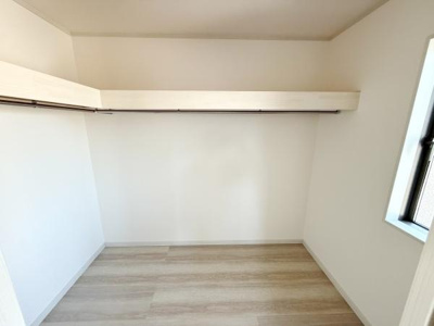 広々とした収納スペースが確保されています。シンプルな内装で使い勝手が良いです。棚とハンガーパイプが設置されておりさまざまなものを整理しやすくなっています。窓が付いているので明るい雰囲気です。